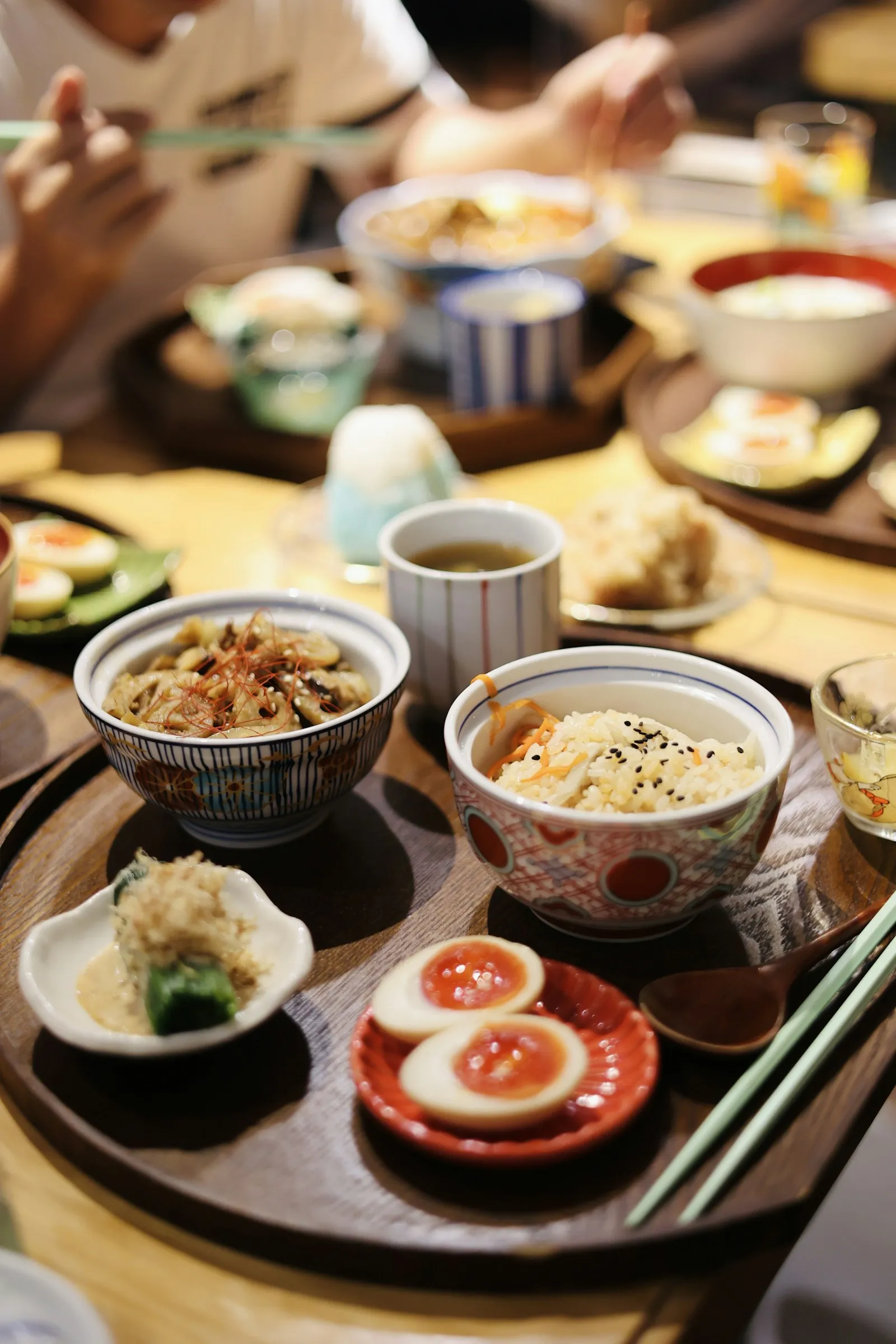 テーブルに並んだ炊き込みごはん、煮卵、小鉢のおかず