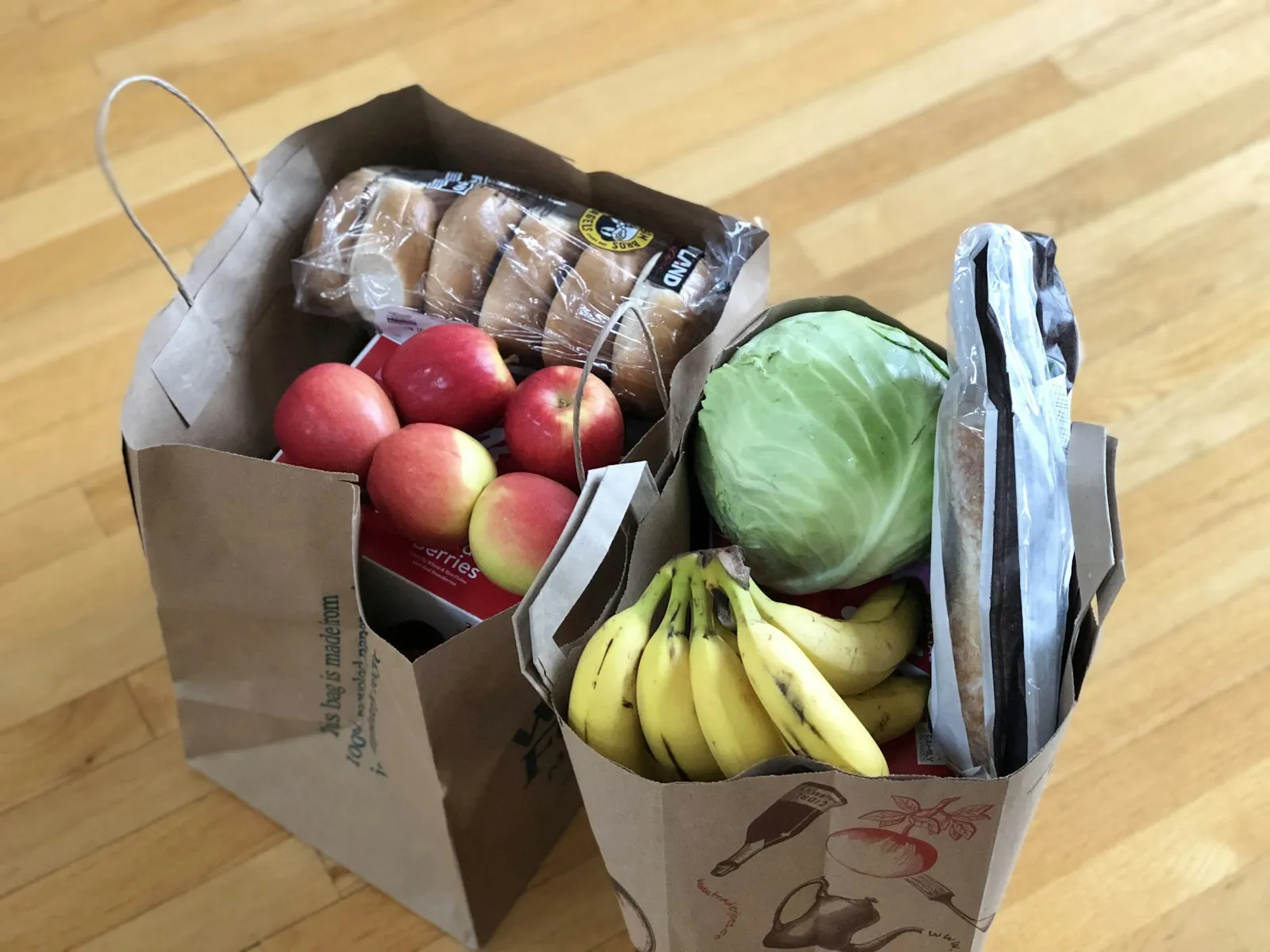 紙袋に入った野菜や果物